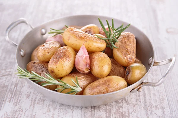 Ofenkartoffel mit Knoblauch und Rosmarin — Stockfoto