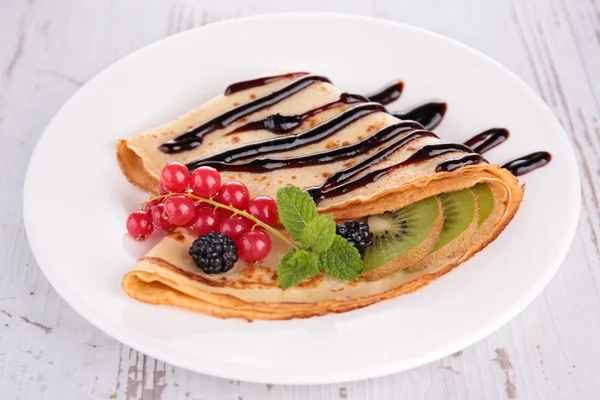 Crepe com frutas e chocolate — Fotografia de Stock