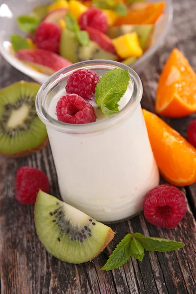 Yogurt and fruits — Stock Photo, Image