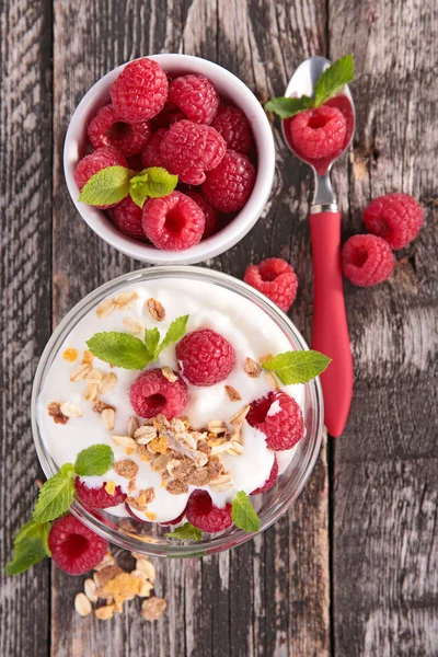 Raspberry, yogurt and cereals — Stock Photo, Image