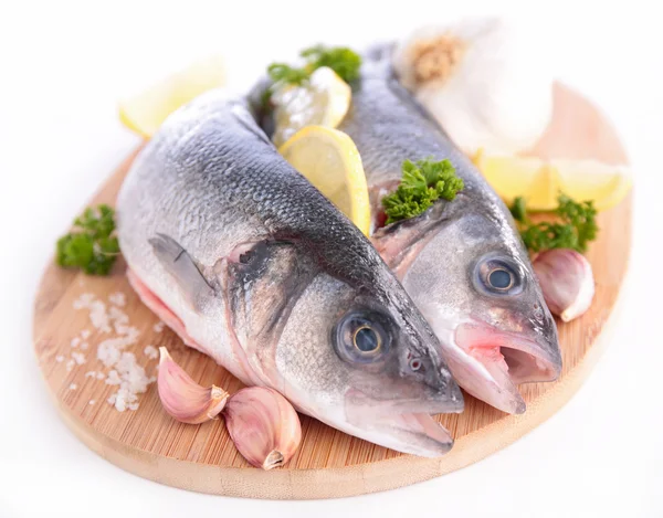 Peixe cru a bordo — Fotografia de Stock