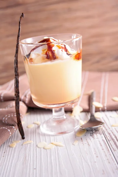 Crema natillas con claras de huevo batidas — Foto de Stock