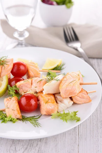 Gegrillter Fisch und Gemüse — Stockfoto