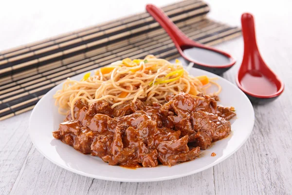 Carne de res y fideos fritos —  Fotos de Stock