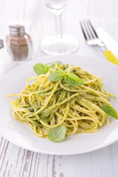 Spaghetti and pesto sauce — Stock Photo, Image