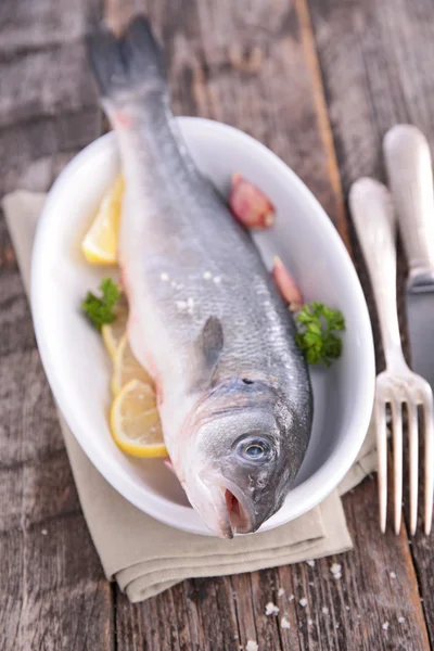 Färsk fisk i plattan — Stockfoto