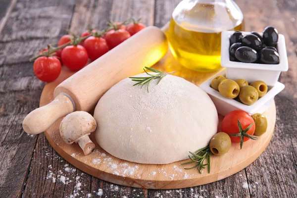 Ingredientes de pizza na mesa de madeira — Fotografia de Stock