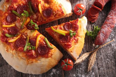 Kırmızı biber ve biberli pizza