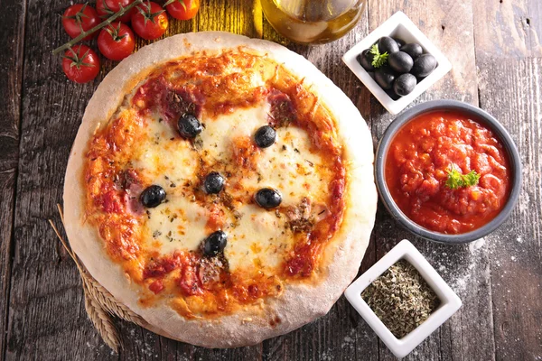 Pizza and ingredients — Stock Photo, Image
