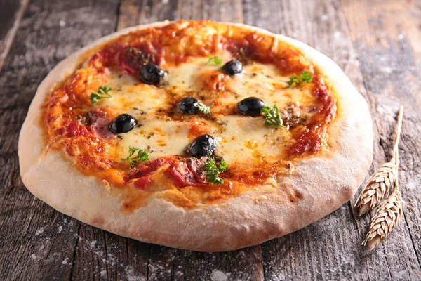 Pizza com azeitona e queijo — Fotografia de Stock