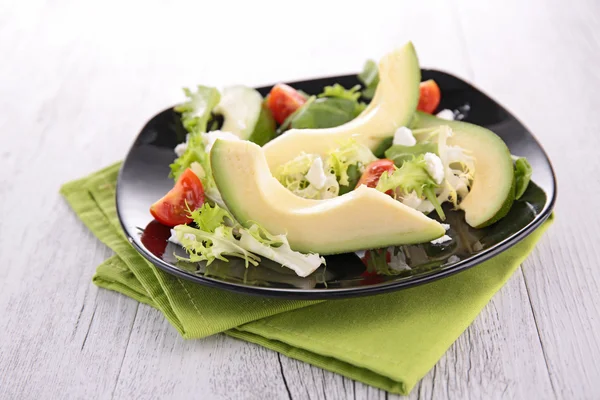 Ensalada de aguacate en plato —  Fotos de Stock