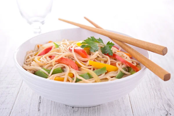 Macarrão chinês frito — Fotografia de Stock