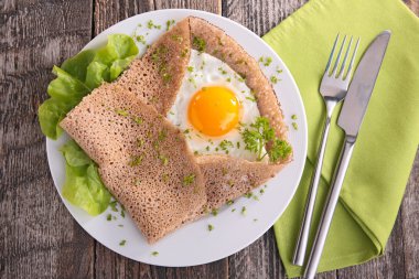 Yumurta ve otlar ile krep