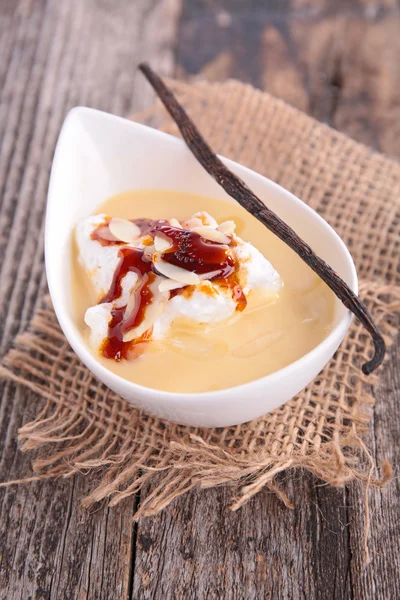 Merengue flotando en una crema de vainilla —  Fotos de Stock