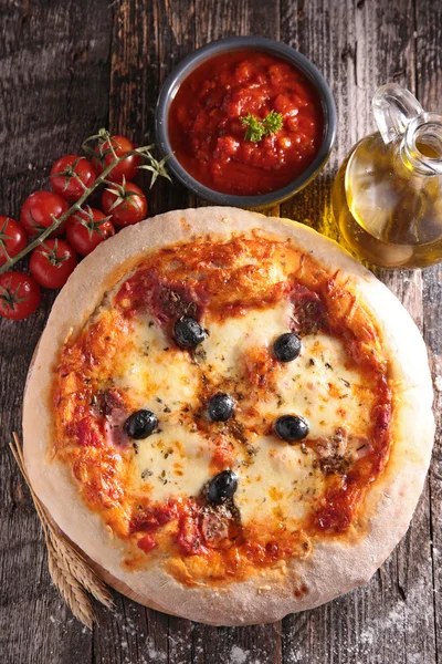 Pizza com azeitona e queijo — Fotografia de Stock