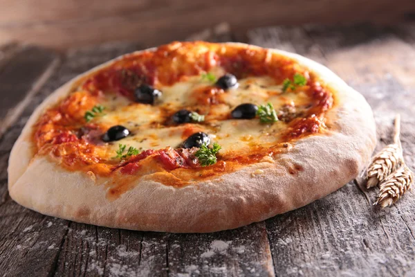Pizza with olive and cheese — Stock Photo, Image