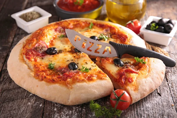 Pizza with olive and cheese — Stock Photo, Image