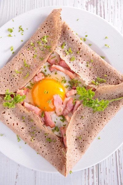 Crepe com ovo e bacon — Fotografia de Stock