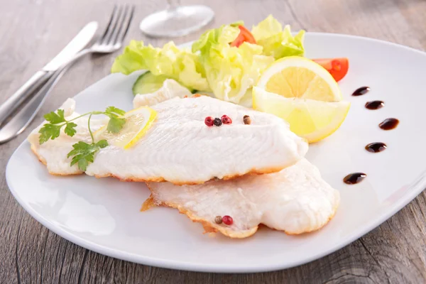 Fish and salad — Stock Photo, Image