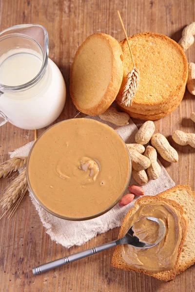 Mantequilla de cacahuete en tazón —  Fotos de Stock