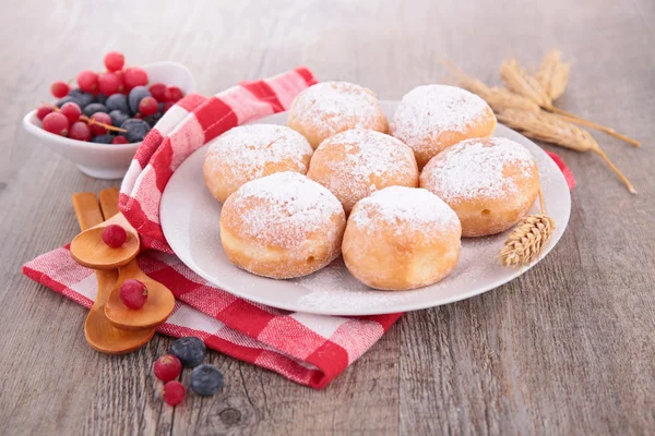 Donuts met bessen op plaat — Stockfoto