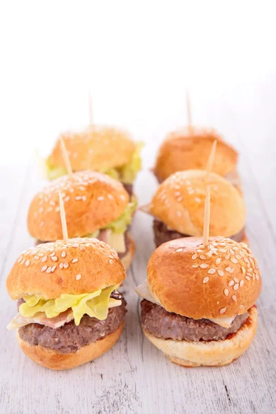 Weinig hamburgers op stokken — Stockfoto