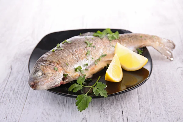 Pescado a la parrilla con limón — Foto de Stock