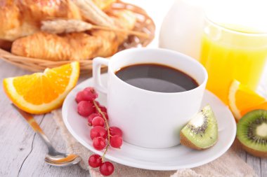 Sabah meyveler ve meyve suyu ile kahve