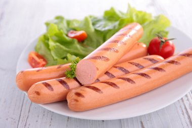 Sosis domates ve yeşil salata