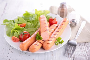 Sosis domates ve yeşil salata