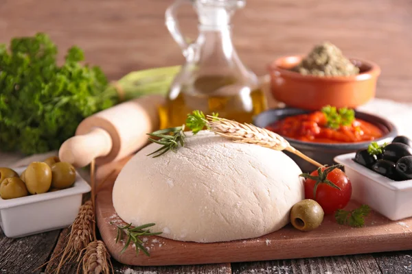 Masa de pizza con ingredientes — Foto de Stock