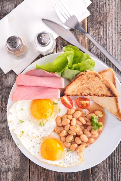 Smakelijk ontbijt op tafel — Stockfoto
