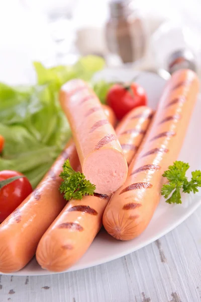 Tomates salchichas y ensalada verde — Foto de Stock