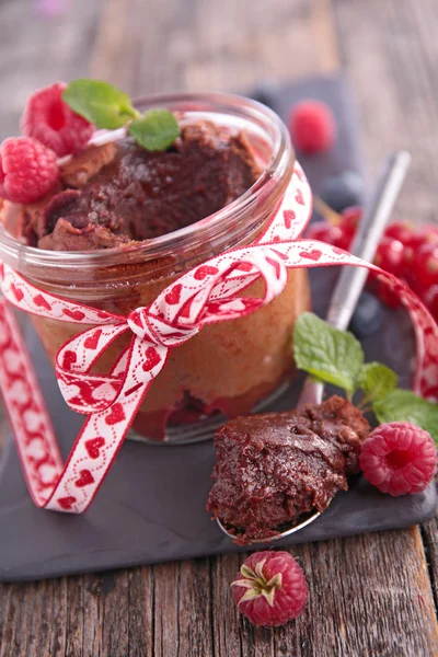 Chocolate cake and berry — Stock Photo, Image