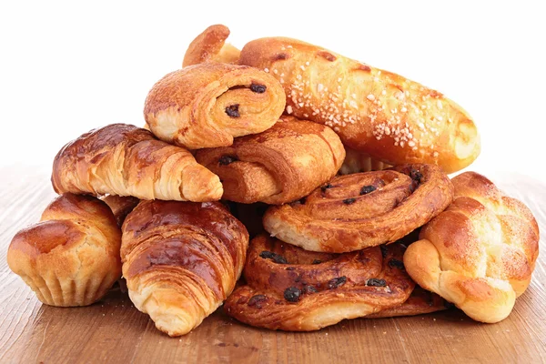 Leckere Croissants auf Holz — Stockfoto