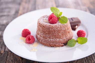 Çikolatalı kek ve ahududu