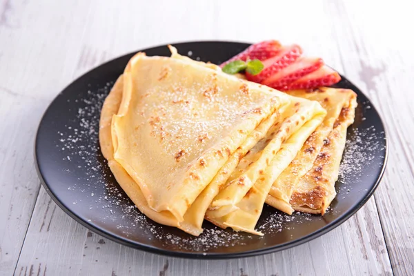 Crepe with strawberries — Stock Photo, Image