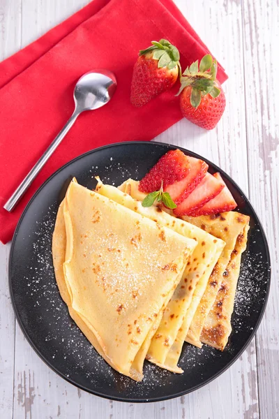 Crepe with strawberries — Stock Photo, Image