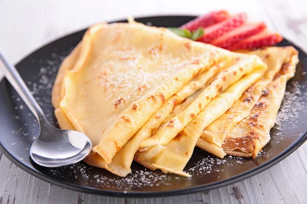 Crepe with strawberries — Stock Photo, Image