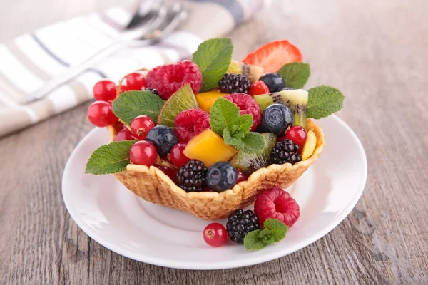 Ensalada de frutas frescas sabrosas —  Fotos de Stock