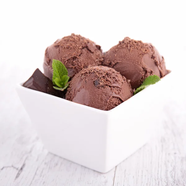 Chocolate ice cream in bowl — Stock Photo, Image