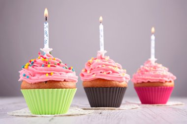 Mumlar ile doğum günü cupcakes