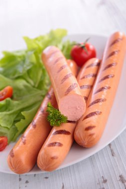 Sosis salata ve domates ile