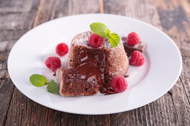 Çilekli çikolatalı pasta.