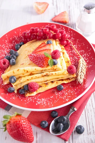 Crepe and fresh strawberry — Stock Photo, Image