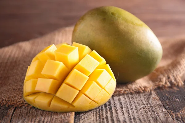 Вкусное цельное и ломтик манго — стоковое фото