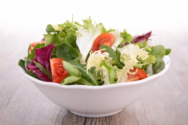 salata domates ve otlar