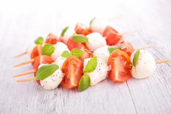 Tomat, basilika och mozzarella — Stockfoto