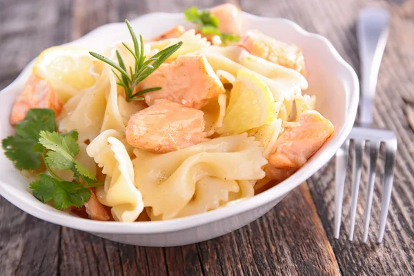 Pasta con salmón en plato blanco — Foto de Stock