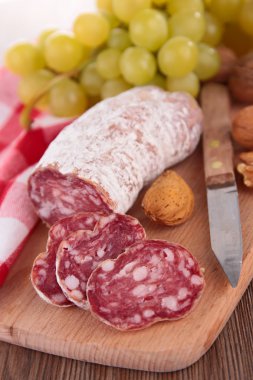 Üzüm ile füme salam